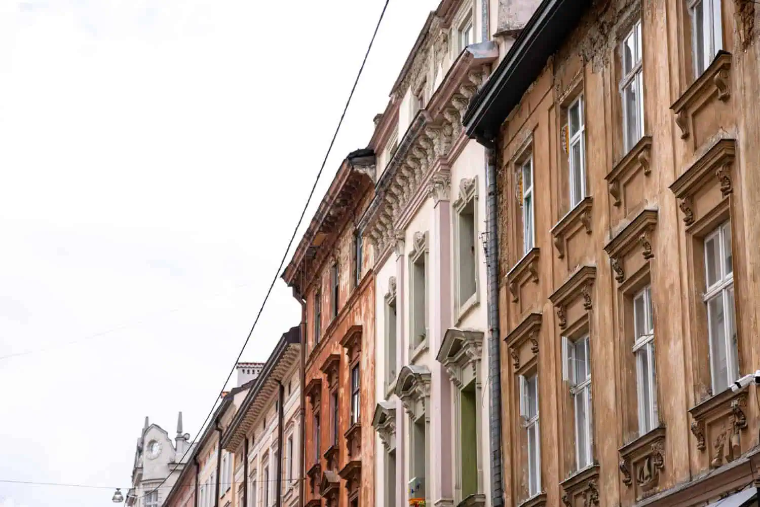 Reihenhausfassaden mit hohen Fenstern in urbaner Altstadtlage