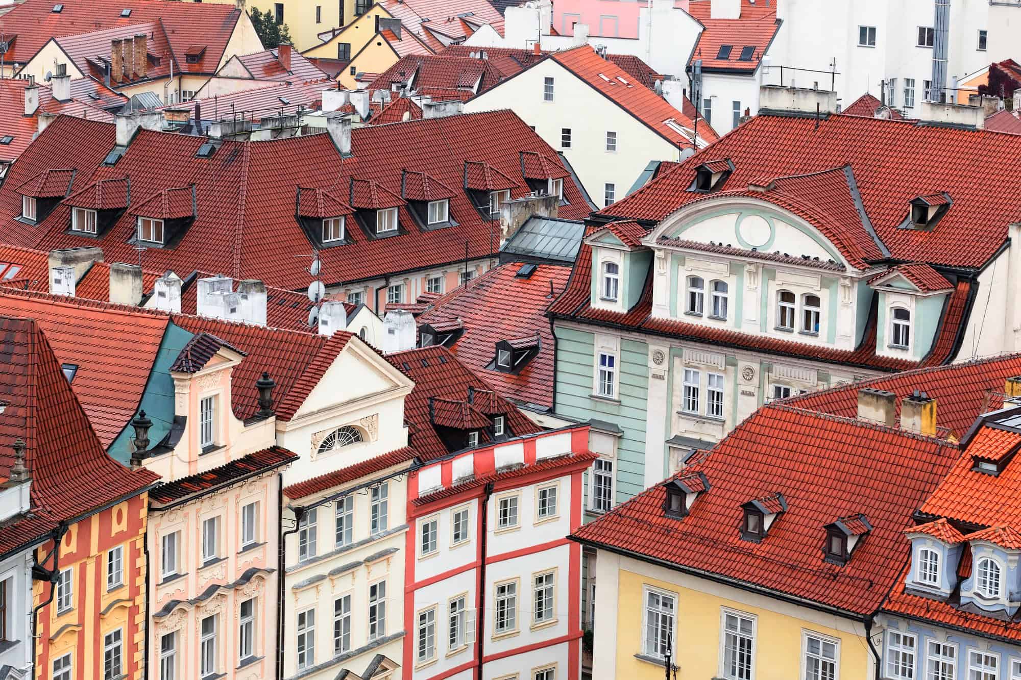 Blick auf rote Ziegeldächer in Innenstadtlage – Stadtpanorama für Lagebeschreibung