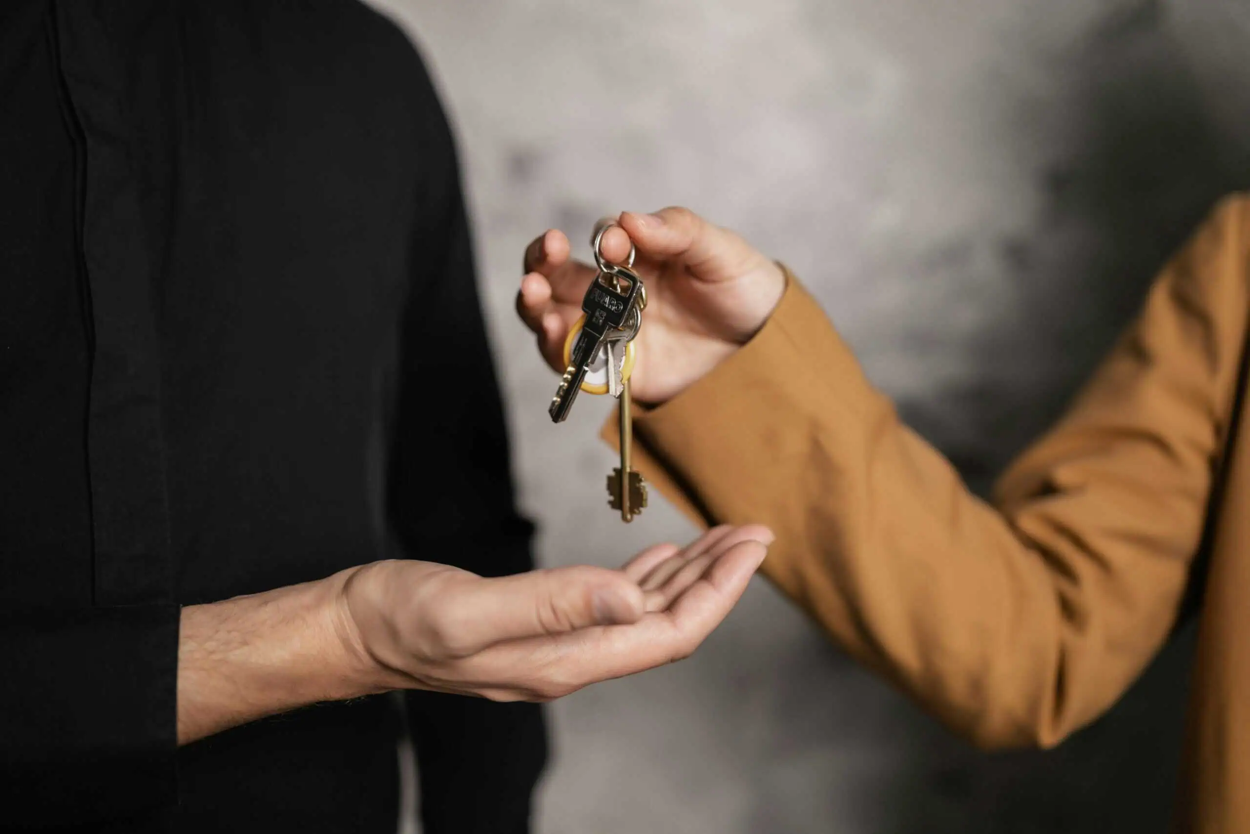 Händeschütteln zwischen Makler und Kunde beim Immobilienverkauf